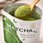 Poudre de matcha avec fouet bambou chasen