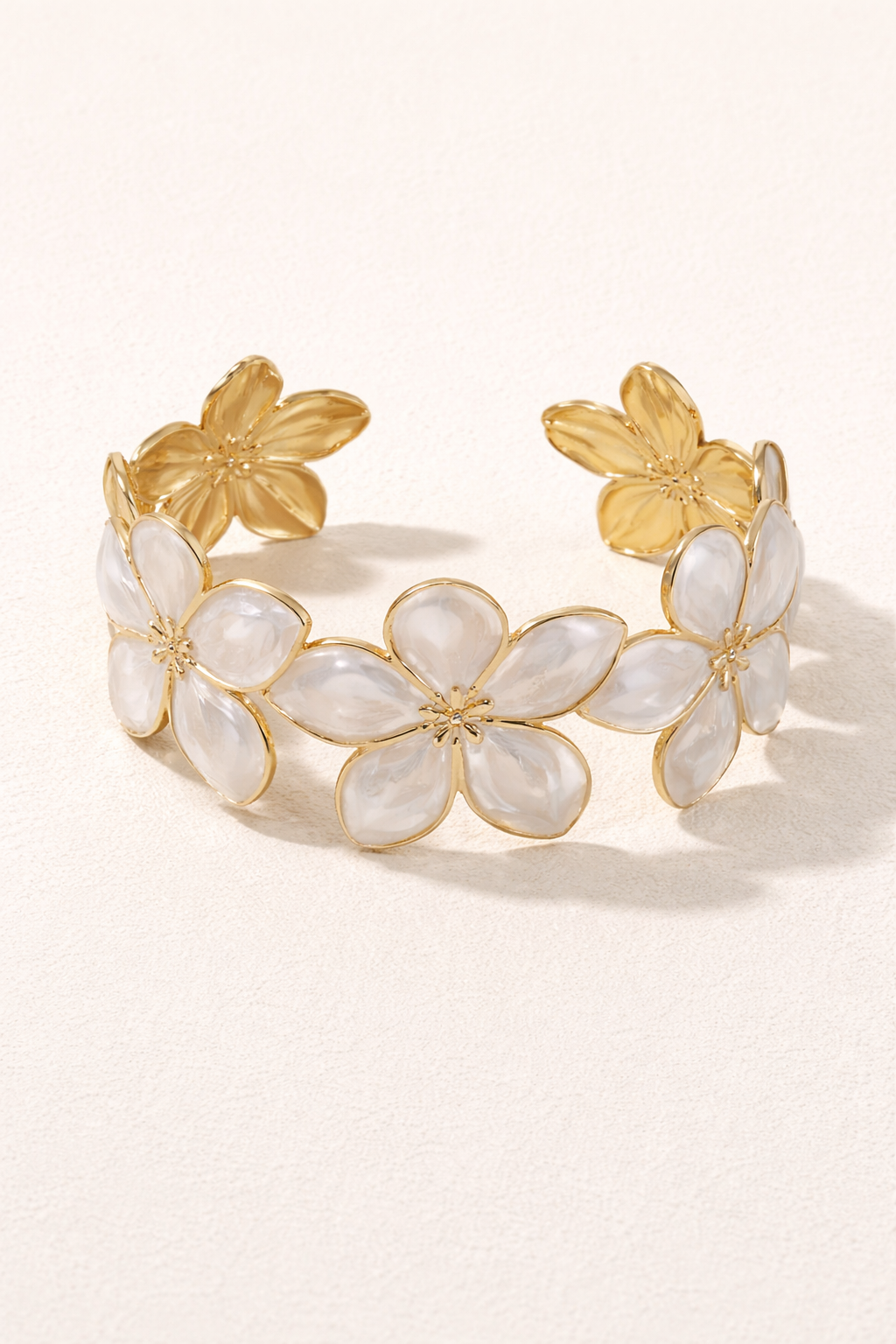 Bracelet manchette sculptée avec motif floral en émail blanc ou rose, bijou élégant de MoonRose Boutique.