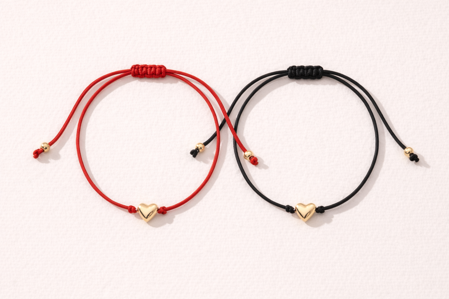 Bracelet cœur en corde rouge ou noire avec perles en or, bijou tendance de MoonRose Boutique.