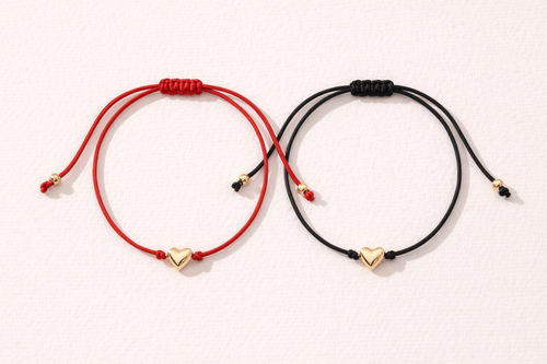 Bracelet cœur en corde rouge ou noire avec perles en or, bijou tendance de MoonRose Boutique.