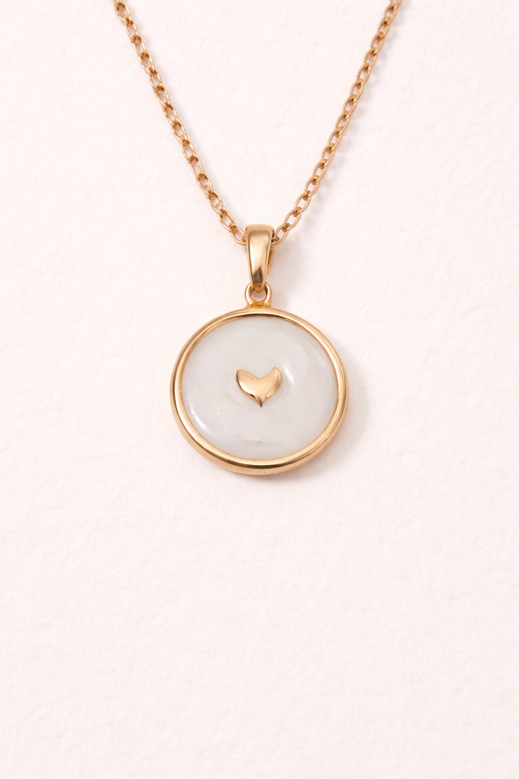 Collier pendentif étoile, lune ou cœur en argent sterling, bijou délicat de MoonRose Boutique, porté sur une chaîne fine.