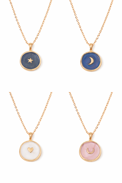 Collier pendentif étoile, lune ou cœur en argent, bijou élégant de MoonRose Boutique, porté sur une chaîne fine en image.
