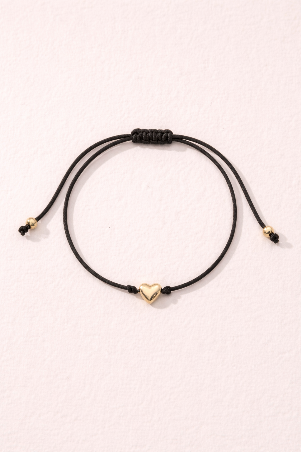 Bracelet cœur en cordon rouge ou noir de MoonRose Boutique, bijou délicat avec pendentif en forme de cœur.