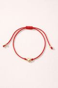 Bracelet cœur en corde rouge ou noire de MoonRose Boutique, bijou délicat et tendance, affichant un pendentif en forme de cœur.