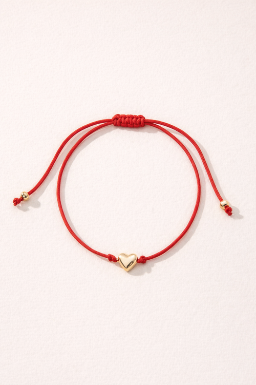 Bracelet cœur en corde rouge ou noire de MoonRose Boutique, bijou délicat et tendance, affichant un pendentif en forme de cœur.
