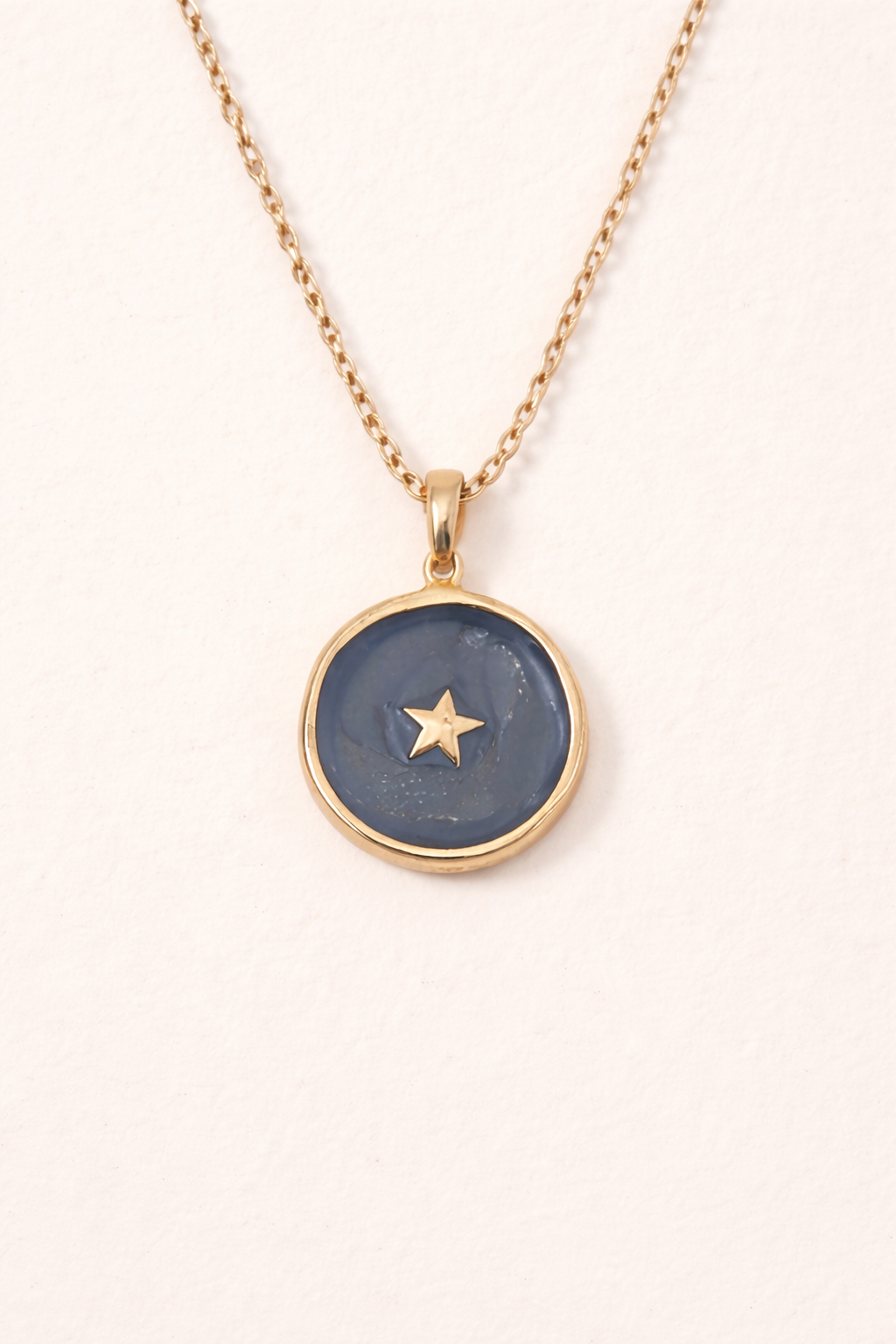 Collier délicat MoonRose avec pendentif étoile, lune ou cœur en bleu, chaîne fine en métal précieux.