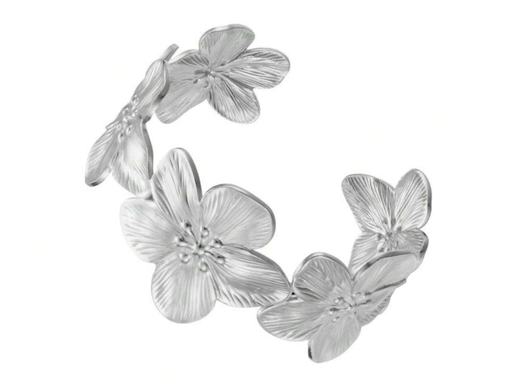 Bracelet manchette fleur sculptée en or ou argenté, bijou tendance de MoonRose Boutique, vue de face avec détails floraux.
