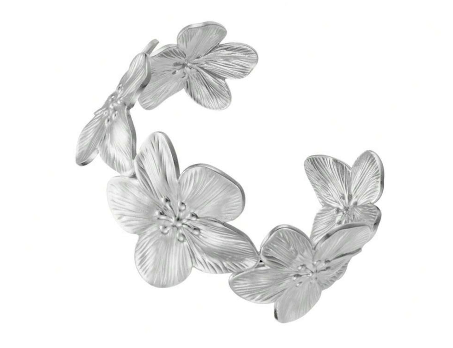 Bracelet manchette fleur sculptée en or ou argenté, bijou tendance de MoonRose Boutique, vue de face avec détails floraux.