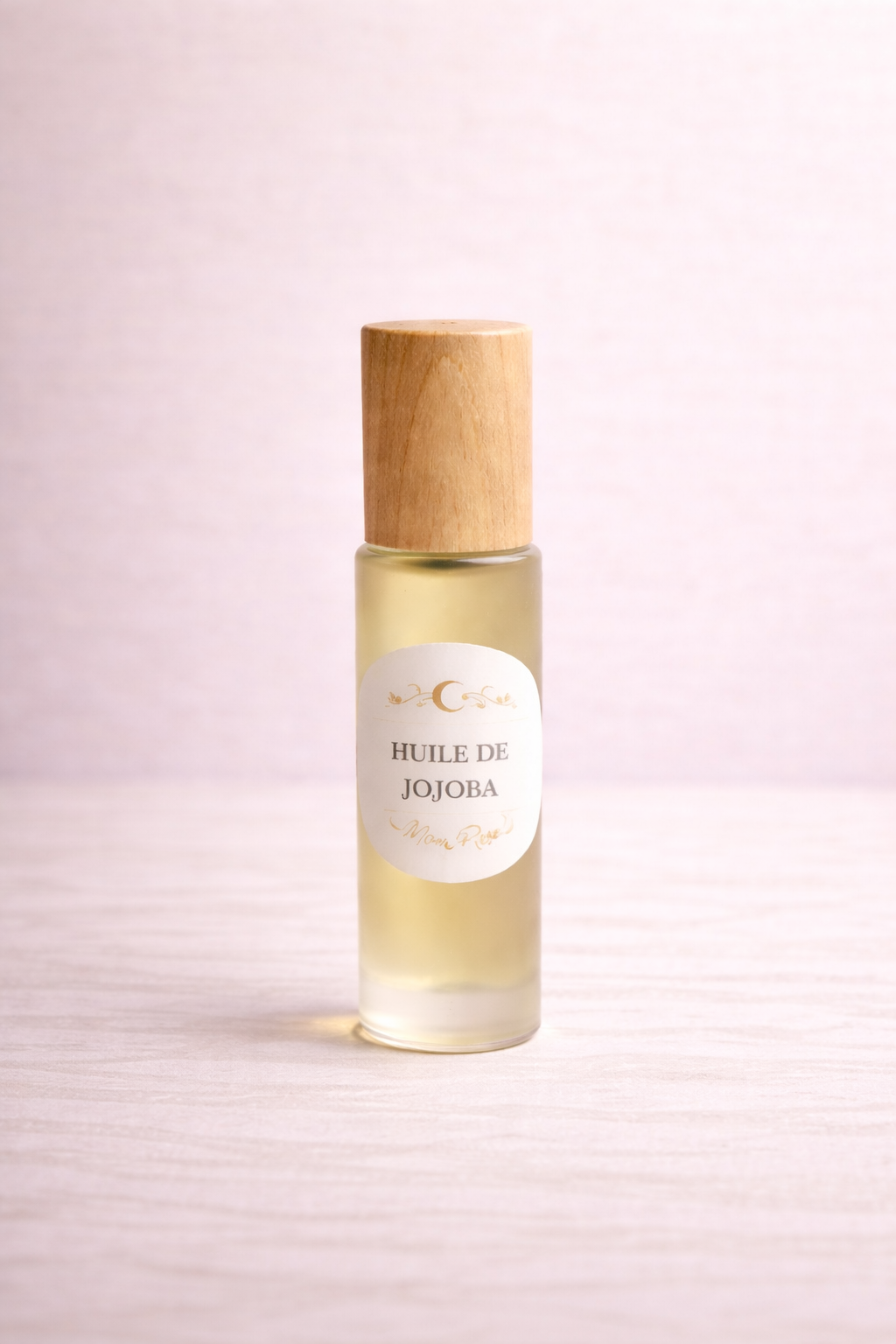 Huile de jojoba MoonRose, 30 ml, en flacon transparent, vue de côté, illustration d'une bouteille d'huile essentielle naturelle.