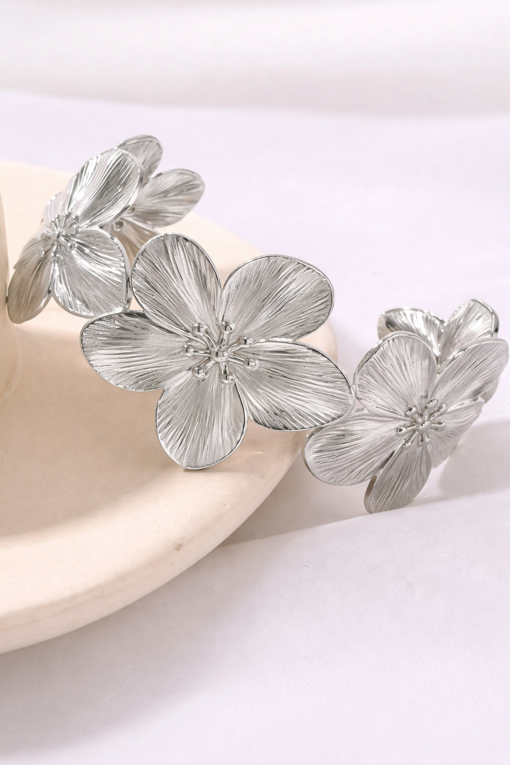 Bracelet manchette sculptée en fleurs, finition dorée ou argentée, bijou élégant de MoonRose Boutique.