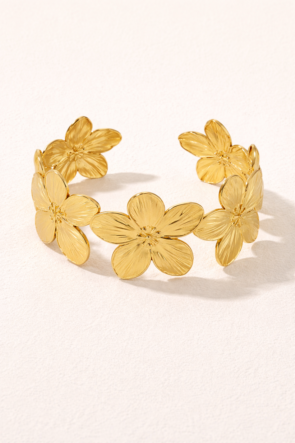 Bracelet manchette fleur sculptée en finition dorée ou argentée, bijou élégant de MoonRose Boutique.