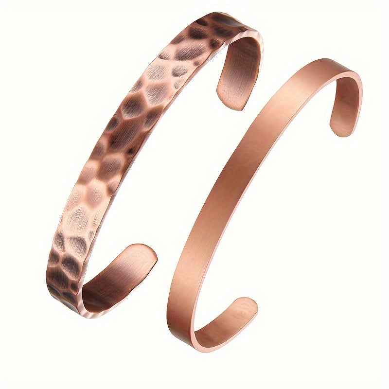 Bracelet en cuivre ajustable MoonRose pour homme et femme, lisse et élégant, porté au poignet.