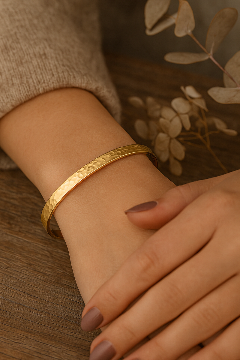 Bracelet Jonc Doré Martelé — Artisanal & Élégance Intemporelle | MoonRose