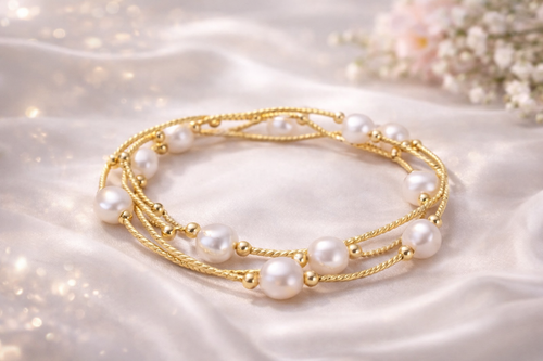 Bracelet ajustable MoonRose avec perles et détails dorés, porté sur un poignet.