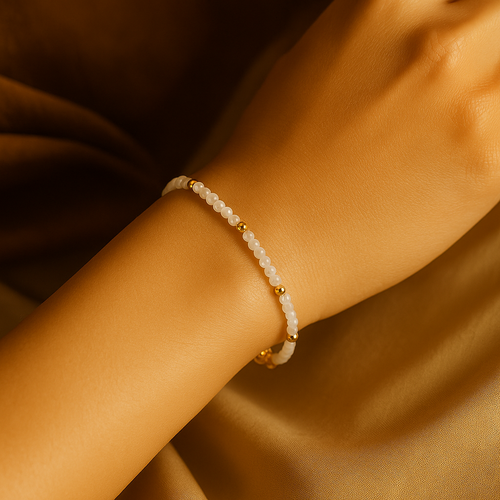 Bracelet MoonRose en pierre de lune avec perles blanches et accents dorés, élégant bijou artisanal pour femme.