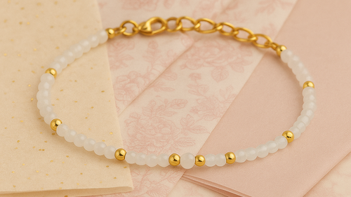Bracelet MoonRose en pierre de lune avec perles blanches et accents dorés, élégant bijou en pierres naturelles.
