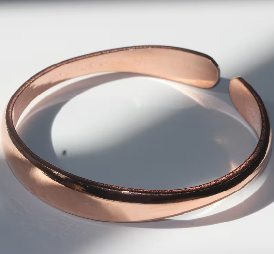 Bracelet pour femme en cuivre naturel ajustable de la marque MoonRose, avec un design élégant et fin.