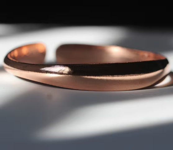 Bracelet pour femme MoonRose en cuivre naturel ajustable, avec finition élégante et design délicat visible sur le poignet.