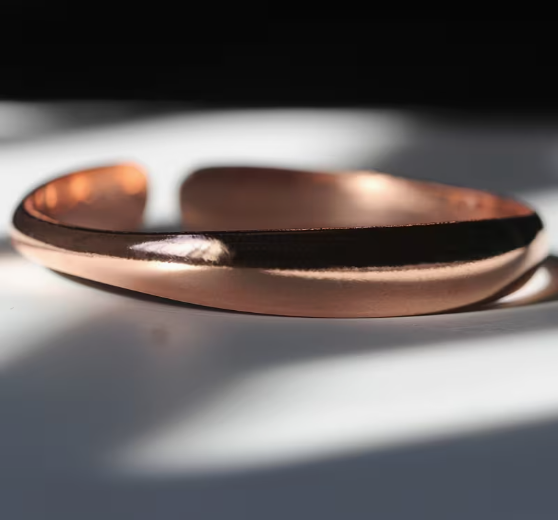 Bracelet pour femme en cuivre naturel ajustable de la marque MoonRose, avec design élégant et finition brillante.