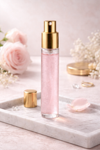 Brume parfumée MoonRose à la rose scintillante avec paillettes, vaporisateur élégant et parfum floral léger.