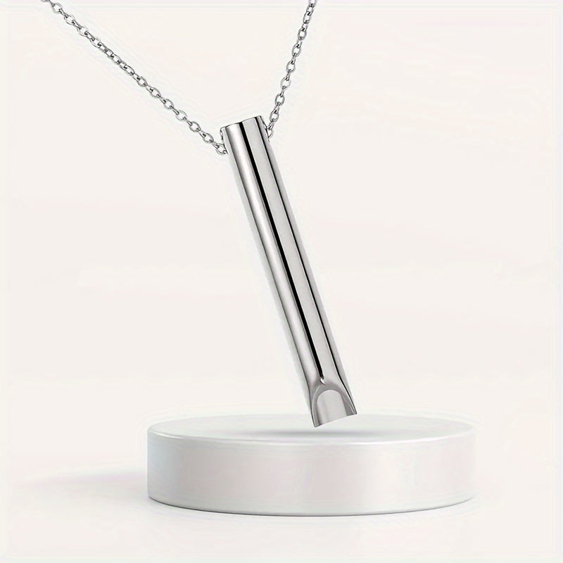 Collier anti-stress MoonRose en or avec guide de respiration pour relaxation immédiate, porté autour du cou.