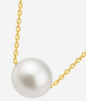 Collier La Perle de Foi de la marque MoonRose avec une perle élégante en or, posé sur un fond neutre.