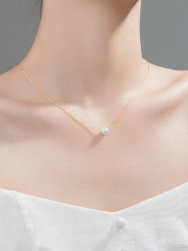 Collier La Perle de Foi de MoonRose avec une perle élégante suspendue, chaîne en or fin, visible sur fond neutre.
