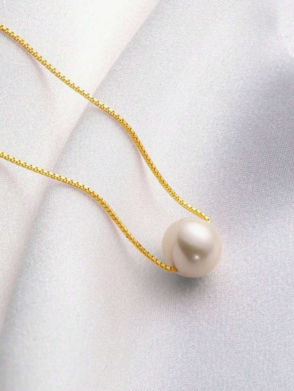 Collier La Perle de Foi de la marque MoonRose avec une perle élégante sur une chaîne dorée.