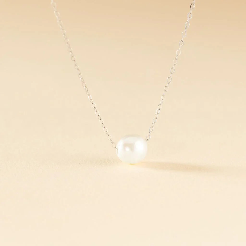 Collier La Perle de Foi de MoonRose avec une perle ornementale élégante et un design délicat, porté en bijou de mode ou symbole spirituel.