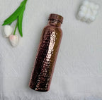 Bouteille en cuivre martelé MoonRose de 800ml, élégante et durable, idéale pour le bien-être quotidien.