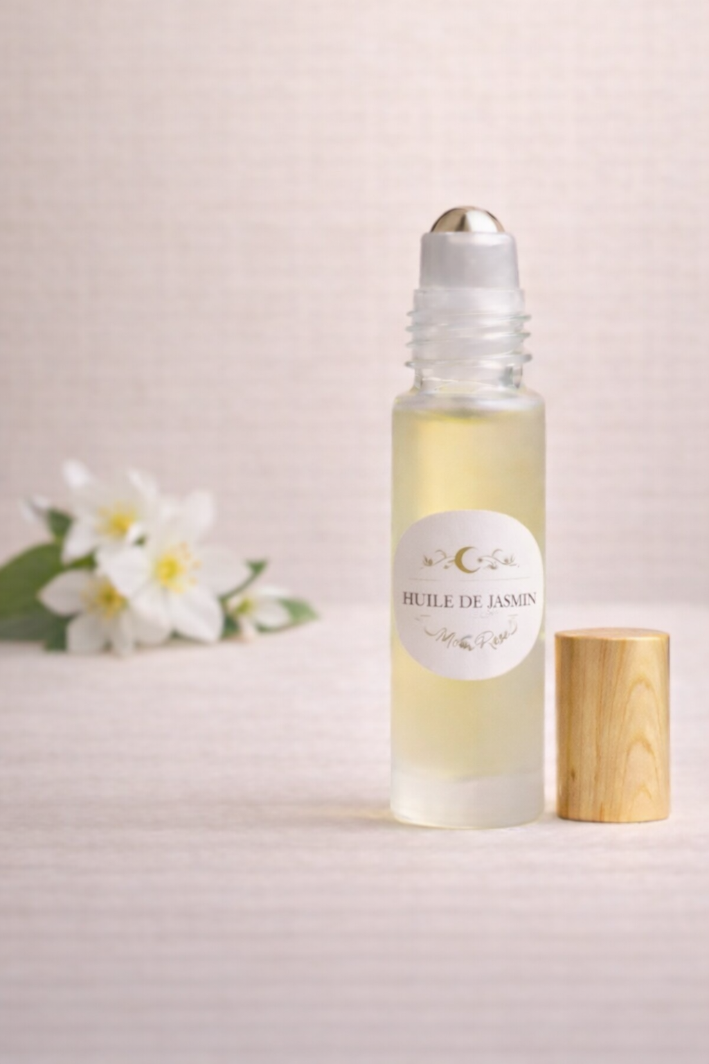 Roll-on huile essentielle de jasmin MoonRose, 10 ml, flacon avec applicateur roll-on, parfum floral délicat et naturel.