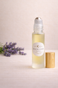 Roll-on d'huile essentielle de lavande MoonRose pour le visage, flacon de 10 ml, application pratique et apaisante.