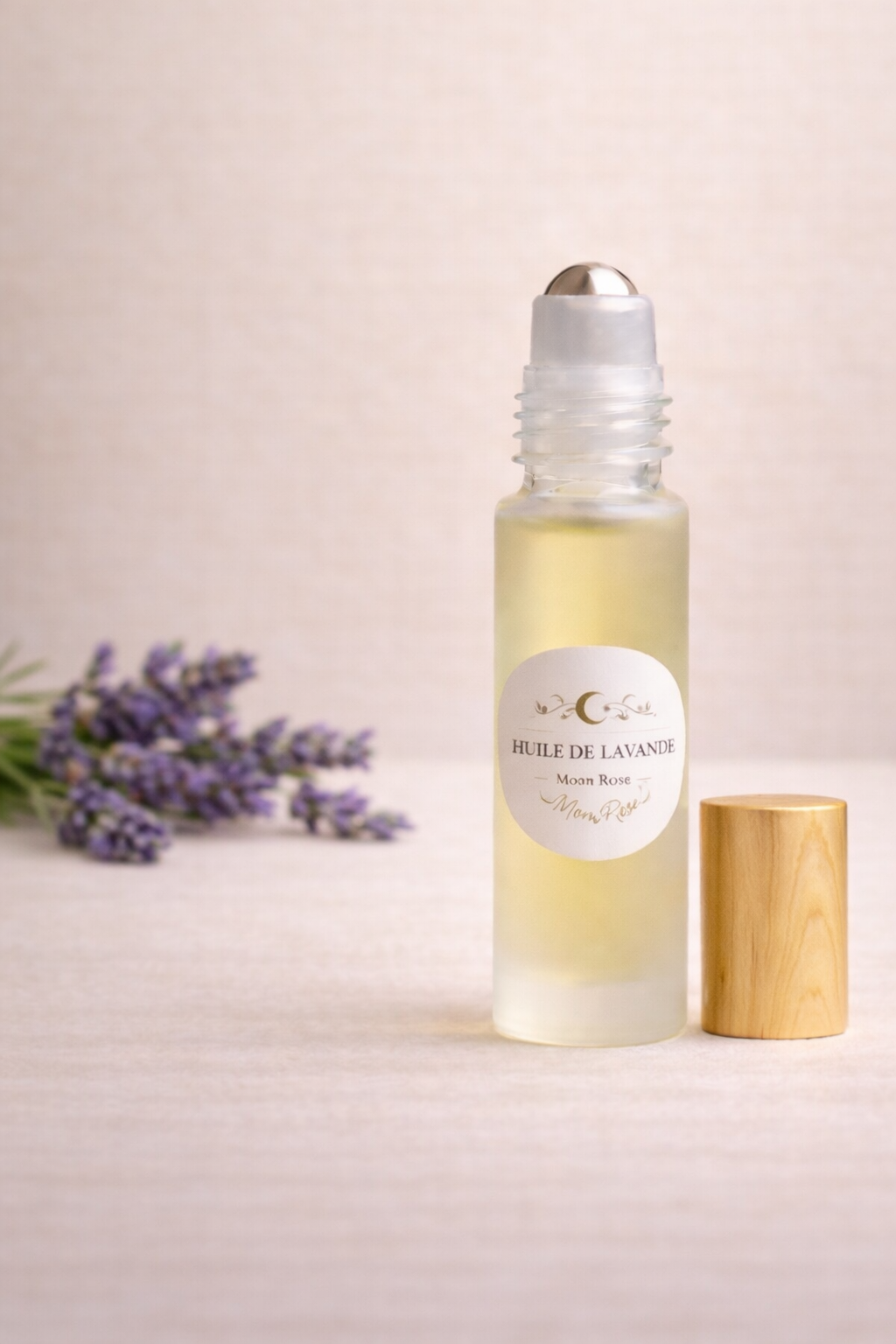 Roll-on d'huile essentielle de lavande MoonRose pour le visage, flacon de 10 ml, application pratique et apaisante.