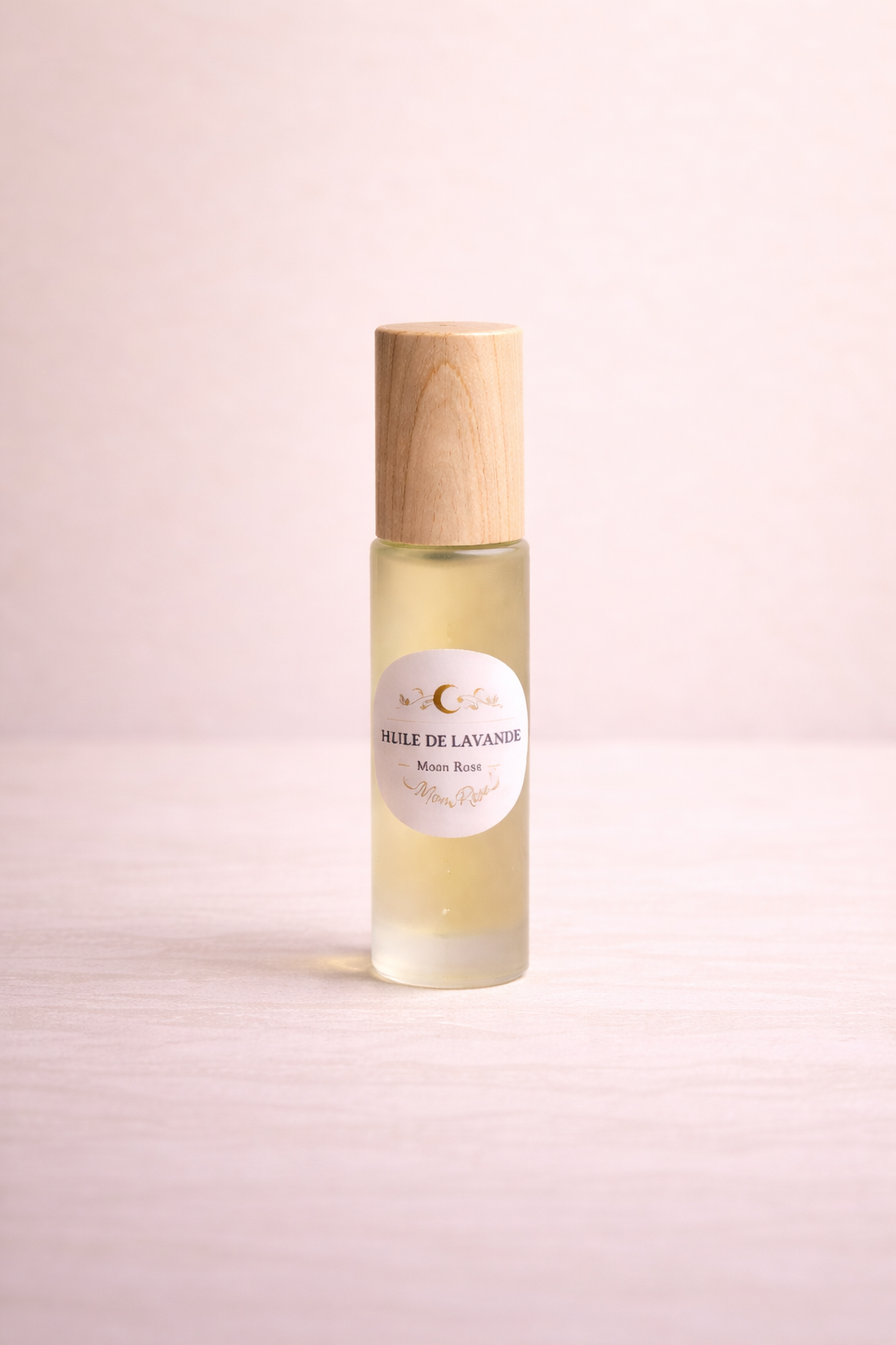 Roulement d'huile essentielle de lavande MoonRose dans un bundle Rose Enchantée pour routine visage naturelle.